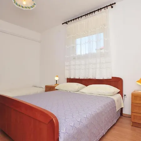 In Okrug Gornji With 2 Bedrooms And Wifi