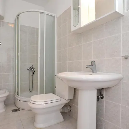 In Okrug Gornji With 2 Bedrooms And Wifi