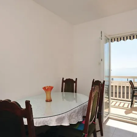 In Okrug Gornji With 2 Bedrooms And Wifi Apartamento